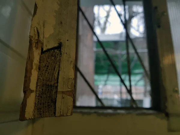 Vieja ventana con pestillo y rejilla — Foto de Stock