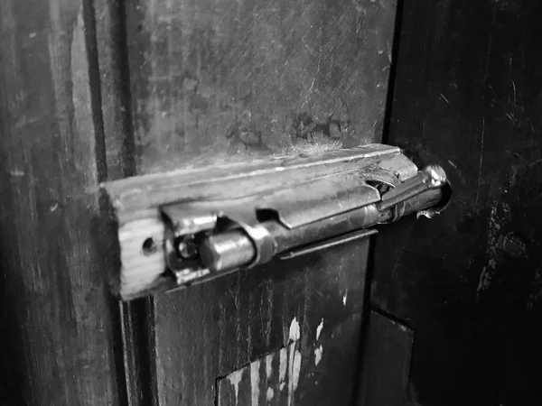 Vecchio chiavistello o inferno su una porta di legno — Foto Stock