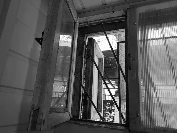 Altes Fenster mit Riegel und Gitter — Stockfoto