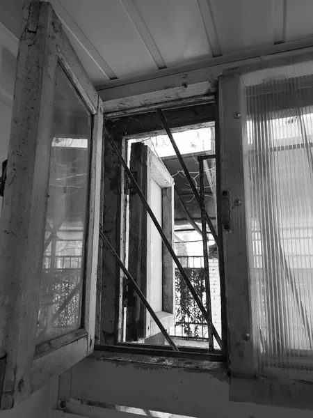 Oude venster met klink en grille — Stockfoto
