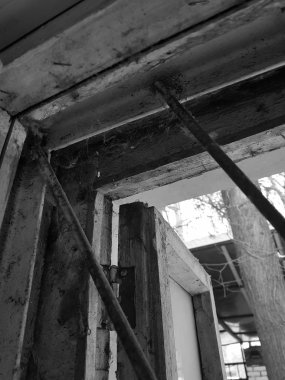 Eski pencere mandalını ve ızgara ile