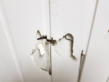 Kırık bir delik ile eski plastik astar