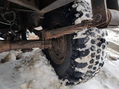 arka vagon tekerlek ve kar izleri