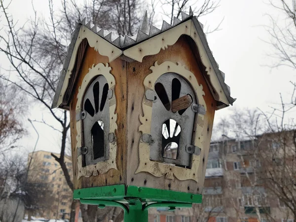 Krásné dřevěné budky nebo ptačí krmítko — Stock fotografie