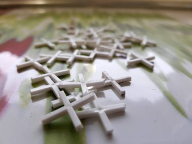 Haçlar fayans karo zemin üzerinde döşeme için