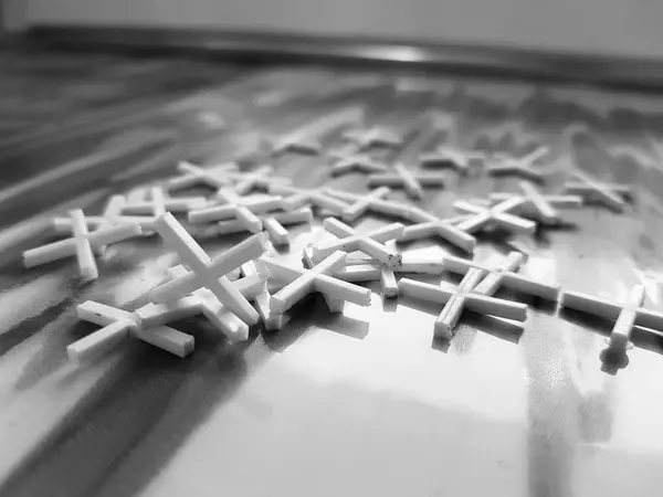 Kreuze zur Verlegung von Fliesen auf dem Fliesenboden — Stockfoto