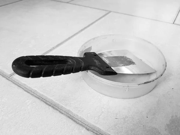 Επισκευή - μεταλλική σπάτουλα και λαστιχένια σπάτουλα για αρμολόγηση — Φωτογραφία Αρχείου