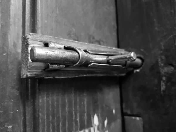 Old latch or heck on a wooden door — Stock Photo, Image