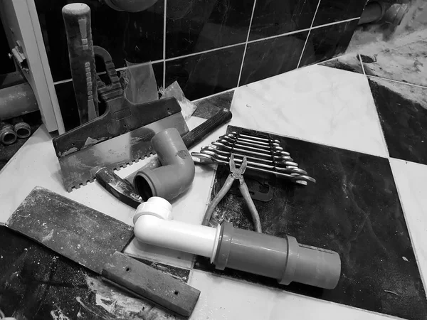 Reparación - edificio con herramientas martillo, mazo y llaves — Foto de Stock