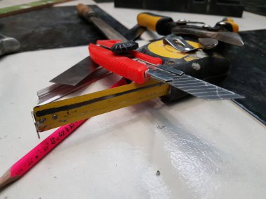 Onarım-araçları ile bina, bant ölçümü, metal makas, dosya, metal bıçak, kalem, bıçak, cetvel