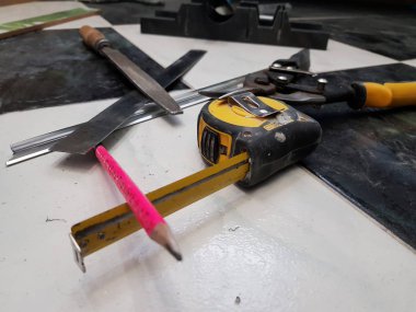 Onarım-araçları ile bina, bant ölçümü, metal makas, dosya, metal bıçak, kalem, bıçak, cetvel