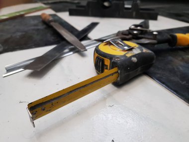 Onarım-araçları ile bina, bant ölçümü, metal makas, dosya, metal bıçak, kalem, bıçak, cetvel