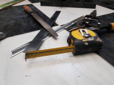 Onarım-araçları ile bina, bant ölçümü, metal makas, dosya, metal bıçak, kalem, bıçak, cetvel