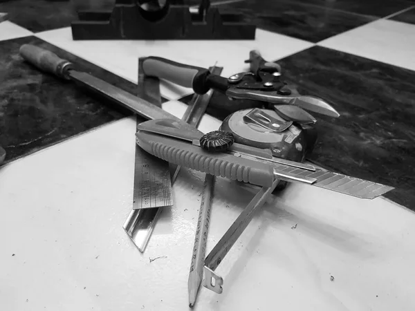 Ремонт - здание с инструментами, рулетка мера, металлические ножницы, файл, металлический нож, карандаш, нож, линейка — стоковое фото