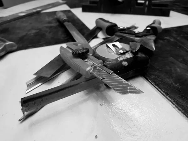 Ремонт будівля з інструментами, міра стрічки, металеві ножиці, файл, металевий ніж, олівець, ніж, лінійка — стокове фото
