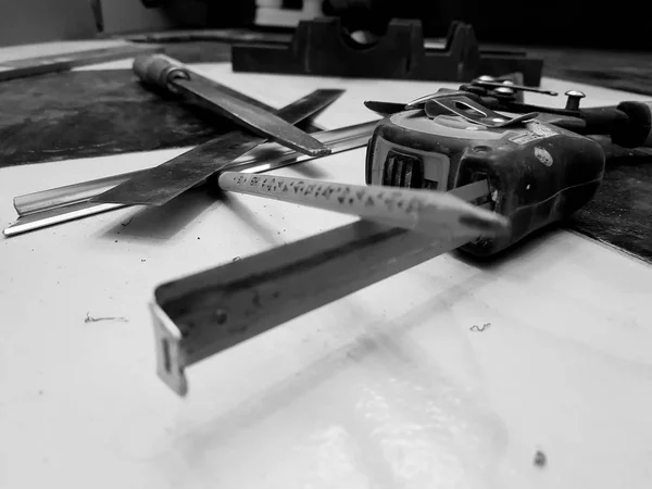 Reparación - edificio con herramientas, cinta métrica, tijeras de metal, archivo, cuchillo de metal, lápiz, cuchillo, regla — Foto de Stock
