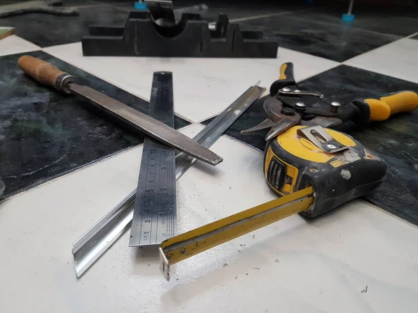 Onarım-araçları ile bina, bant ölçümü, metal makas, dosya, metal bıçak, kalem, bıçak, cetvel