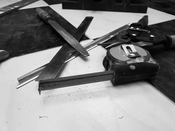 Réparation - bâtiment avec outils, ruban à mesurer, ciseaux métalliques, lime, couteau métallique, crayon, couteau, règle — Photo