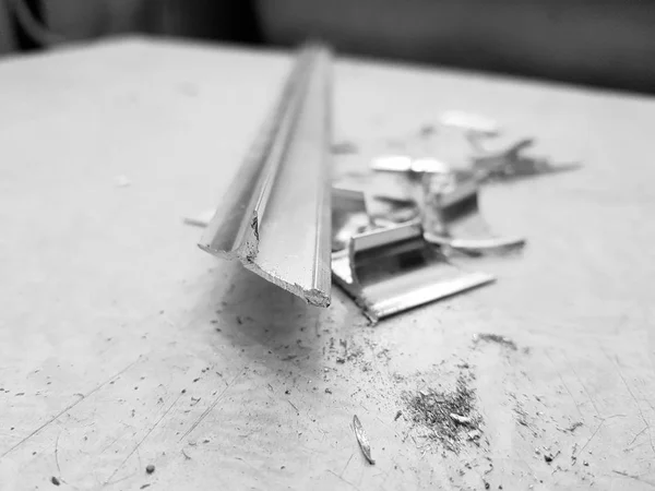 Ремонт - строительство с инструментами и алюминиевый угол с котлетами на вкладке — стоковое фото
