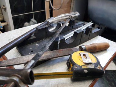 -Bina Araçlar, mezura, gönye kutusu, dosya, demir testeresi, cetvel ile tamir