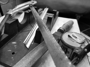 -Bina Araçlar, mezura, gönye kutusu, dosya, demir testeresi, cetvel ile tamir