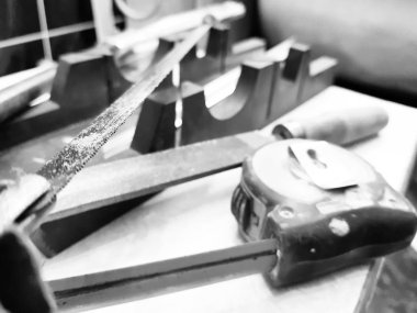 -Bina Araçlar, mezura, gönye kutusu, dosya, demir testeresi, cetvel ile tamir