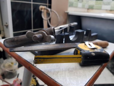 -Bina Araçlar, mezura, gönye kutusu, dosya, demir testeresi, cetvel ile tamir