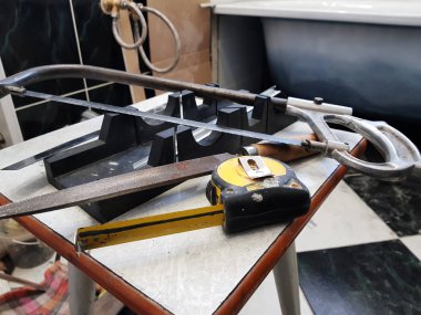 -Bina Araçlar, mezura, gönye kutusu, dosya, demir testeresi, cetvel ile tamir