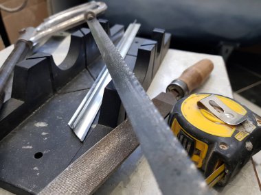 -Bina Araçlar, mezura, gönye kutusu, dosya, demir testeresi, cetvel ile tamir