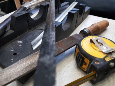 -Bina Araçlar, mezura, gönye kutusu, dosya, demir testeresi, cetvel ile tamir