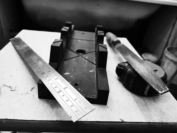 Reparação - construção com ferramentas, fita métrica, caixa de mitra, arquivo, serra, régua — Fotografia de Stock