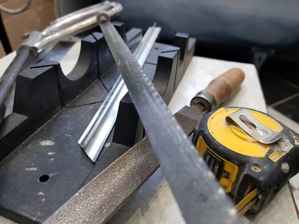 Réparation - bâtiment avec outils, ruban à mesurer, boîte à onglets, fichier, scie à métaux, règle — Photo