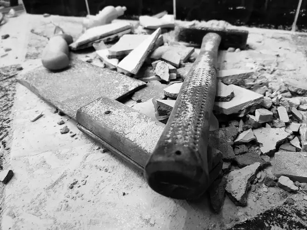 Reparación - construcción con herramientas martillo, mazo, cuchilla y un cuchillo con trozos de azulejo — Foto de Stock