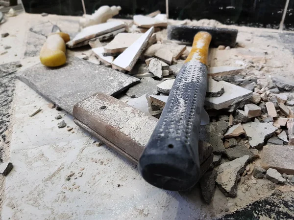 修理 - ツールのハンマー、ハンマー、包丁とタイルの破片でナイフで構築 — ストック写真