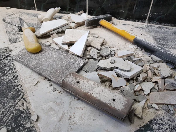 Reparación - construcción con herramientas martillo, mazo, cuchilla y un cuchillo con trozos de azulejo — Foto de Stock