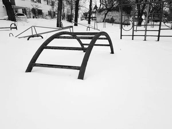 Parque infantil cerca de la casa en invierno —  Fotos de Stock