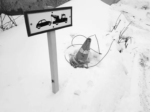 Parcheggio presso la casa chip strada e un segno carro attrezzi — Foto Stock