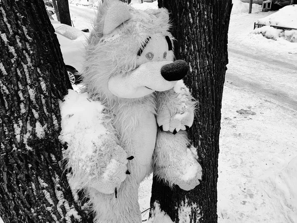 Duże dzieci zabawki drzewa - niedźwiedź lub wiewiórka — Zdjęcie stockowe