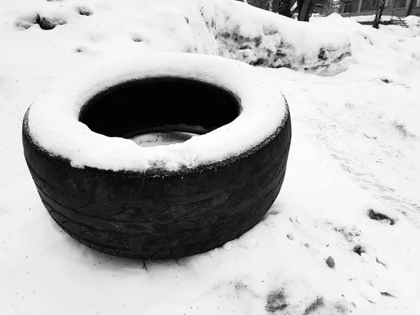 冬の雪山での大型車タイヤ — ストック写真