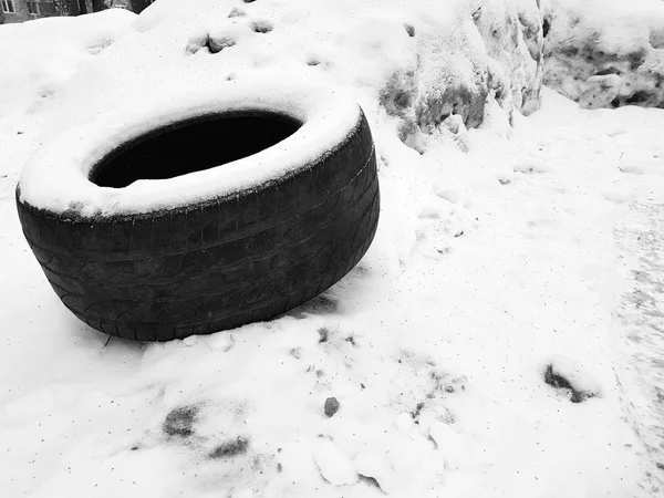 Neumático grande del coche en nieve en invierno —  Fotos de Stock