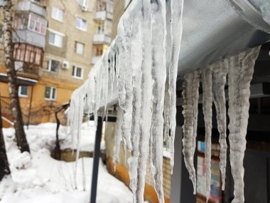 Büyük tehlikeli buz sarkıtları kış veya bahar kar karşı evde giriş üzerinde