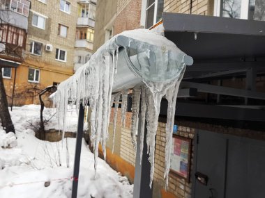 Büyük tehlikeli buz sarkıtları kış veya bahar kar karşı evde giriş üzerinde