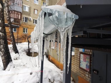 Büyük tehlikeli buz sarkıtları kış veya bahar kar karşı evde giriş üzerinde