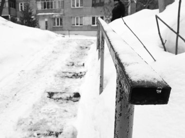 Tehlikeli kaygan merdiven ve kışın eski Küpeşte