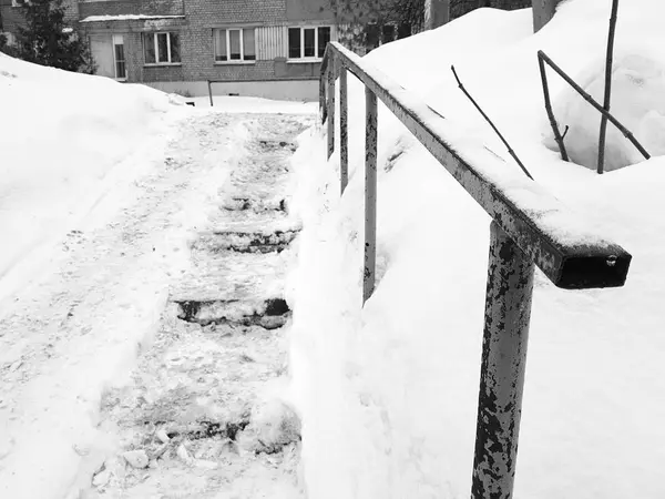 Escaliers glissants dangereux et vieille rampe en hiver — Photo