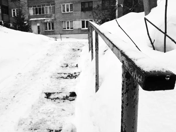 Небезпечні слизькі сходи і старий поручень взимку — стокове фото