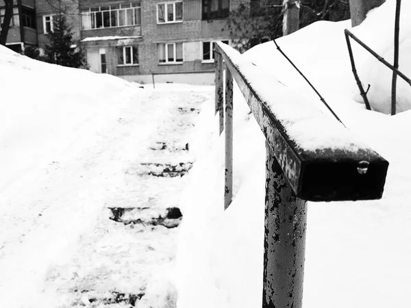 Peligrosas escaleras resbaladizas y barandilla vieja en invierno —  Fotos de Stock