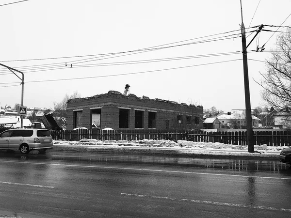 Repair and construction - brick house under construction and a crane — Stock Photo, Image