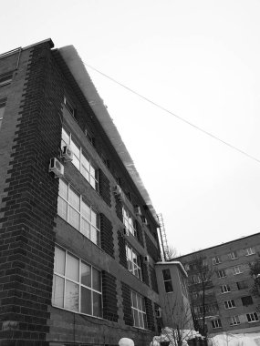 Çatıda tehlikeli buz Bloğu kışın kilitleniyor