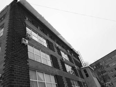 Çatıda tehlikeli buz Bloğu kışın kilitleniyor